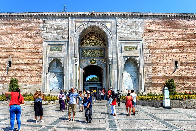 Вход в Первый двор и в сад дворцовый комплекс происходит через Ворота императора