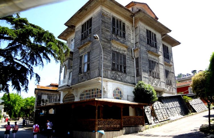 Такие старинный деревянные дома Острова Халки помнят очень многое