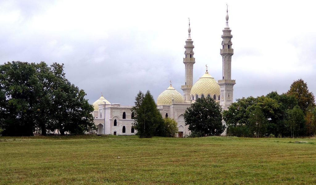 К Белой мечети можно пройти через территорию Малого городка