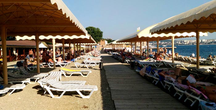 А если хочется просто полежать и помечтать под шепот волн - то вам сюда