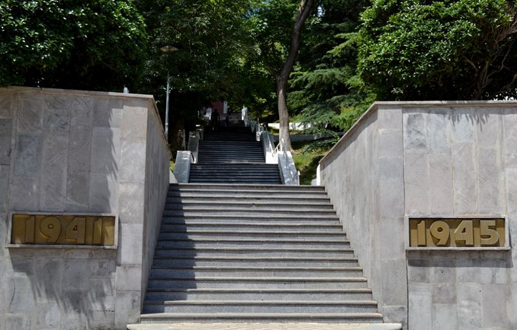 Для осмотра Мемориала памяти нужно подняться по лестнице