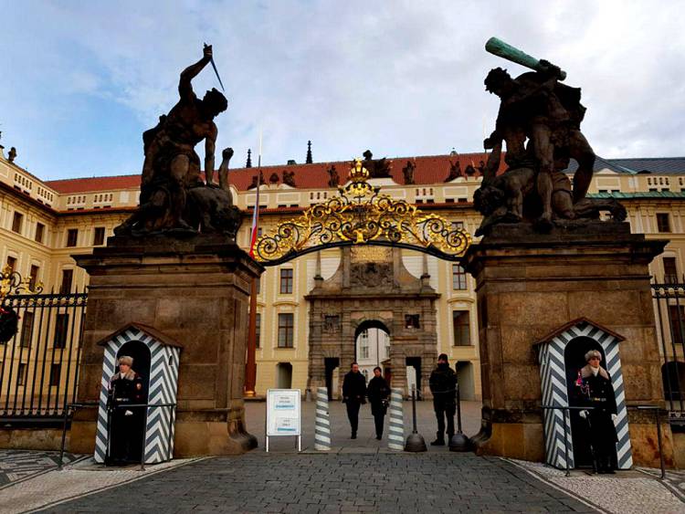 Почетный караул Пражского града со стороны Градчанской площади