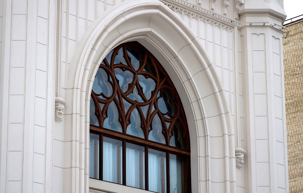 Оконные проемы и оформление фасадов было скромным, но удивительно стильным