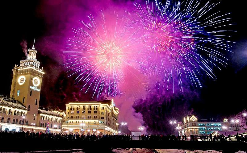 Новогодние мероприятия сопровождаются праздничными салютами