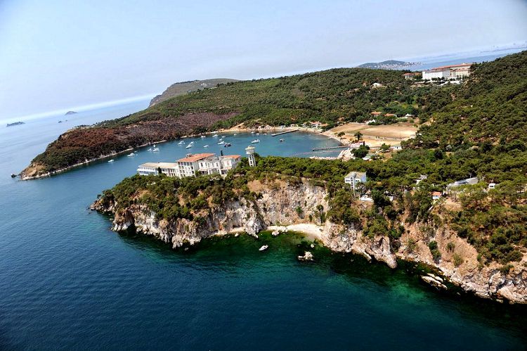 Остров Хейбелиада известен с доисторических времен как остров Антигон