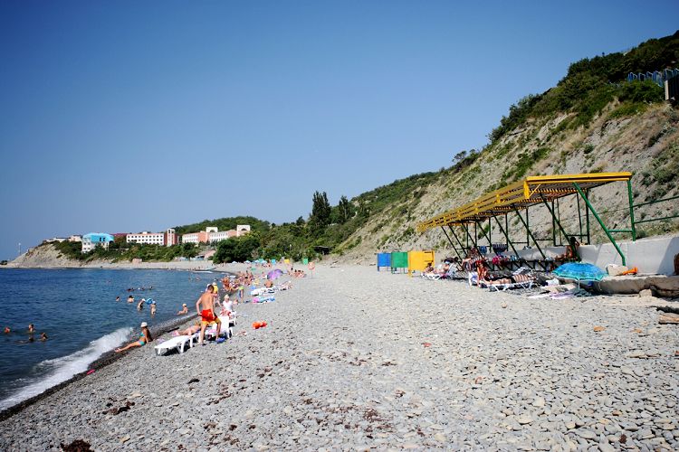 Среди галечных пляжей Новороссийска встречаются как облагороженные, так и дикие