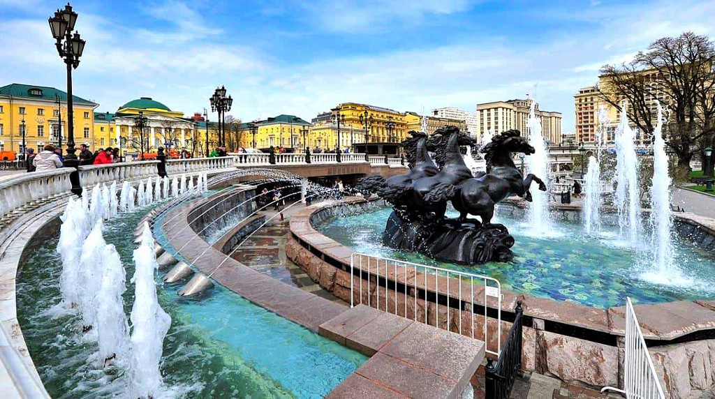 Самым притягательным туристическом объектом Манежной площади являются фонтаны