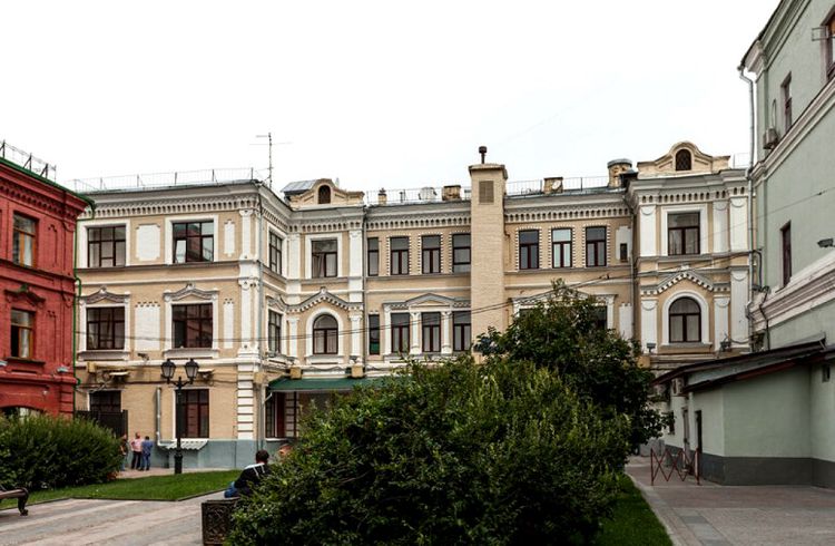 Все стороны внутреннего двора были окружены кельями