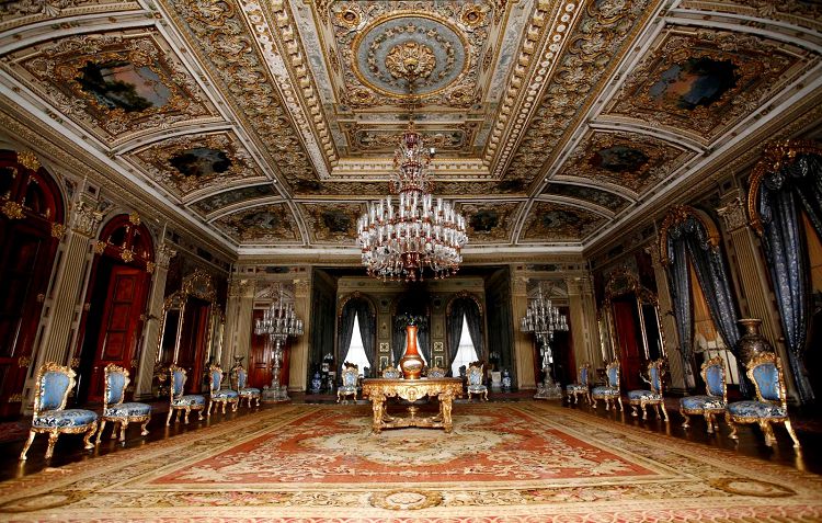 Одним из самых красивых и нарядных залов Гарема является зал Голубой