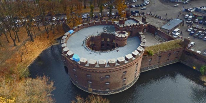 Туристы башне Врангеля