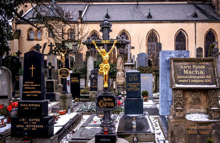 В Некрополе Славин царит покой и философская тишина