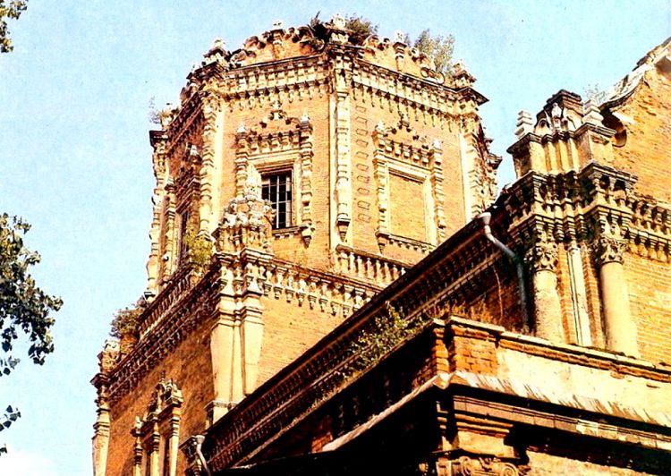 В полуразрушенном состоянии храм находился до начала 80-х годов 20 века