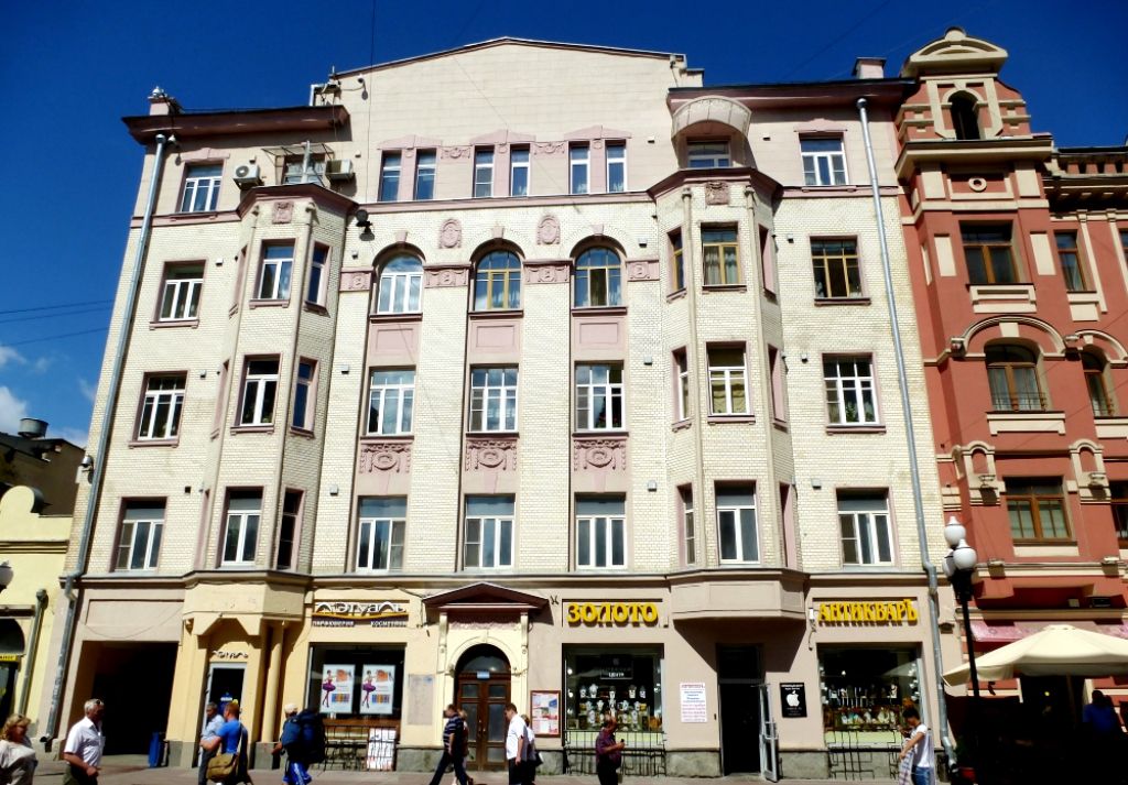 В доме № 40 когда-то функционировало популярное в городе фотоателье