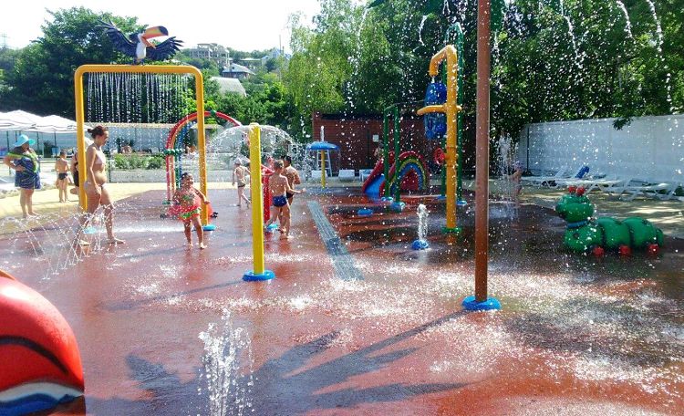 С детской площадки "Черномора" детей увести сложно