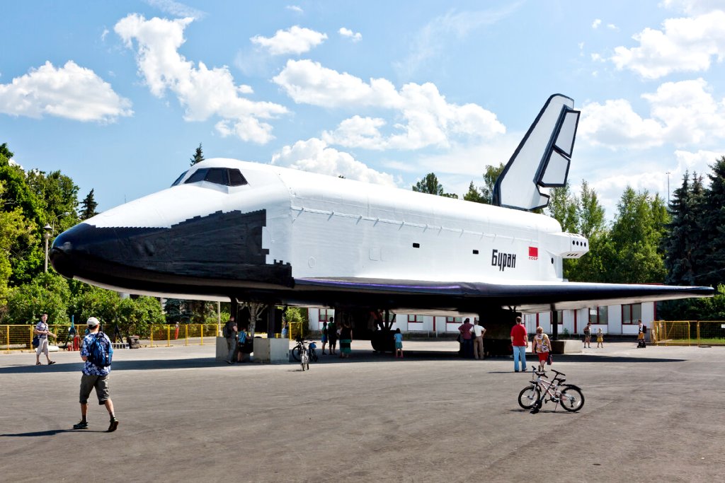 Побывать внутри космического корабля "Буран" желают многие туристы