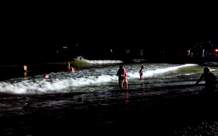На пляжах Архиповки купаются даже ночью!