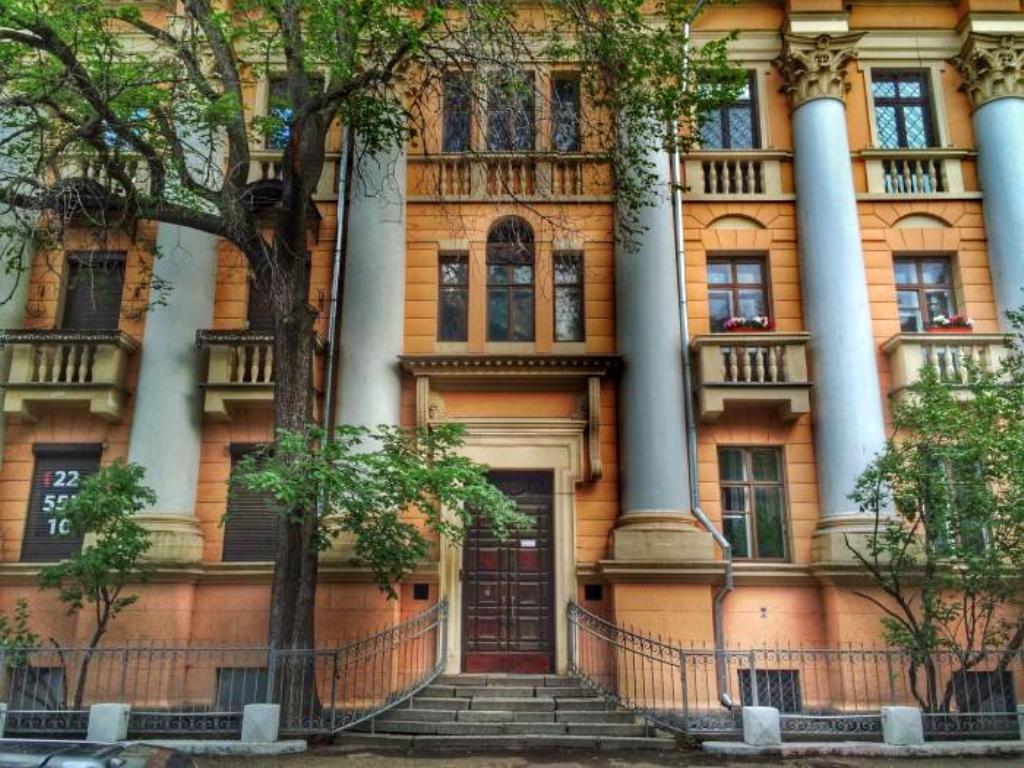 Дом №9, построенный в середине 40-х годов 20 века, очень похож на дореволюционную постройку