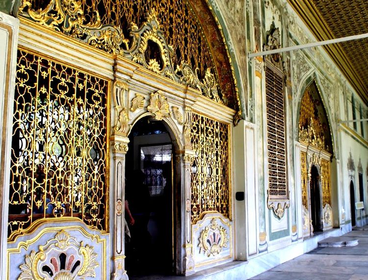 Ажурные входы в Диван и Казначейство расположены рядом