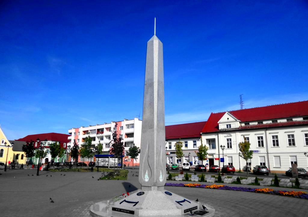 Памятник павшим русским воинам - центральный объект Площади Победы