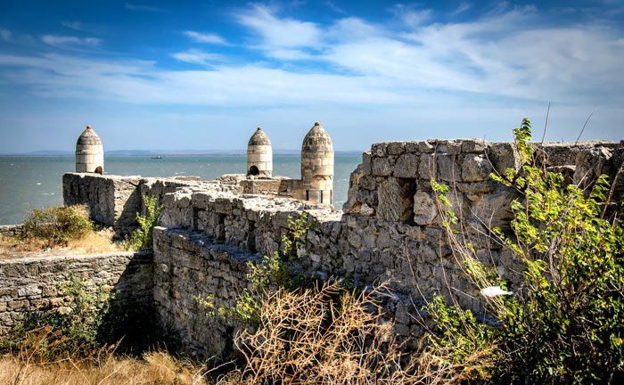 Остатки крепостных полубастионов