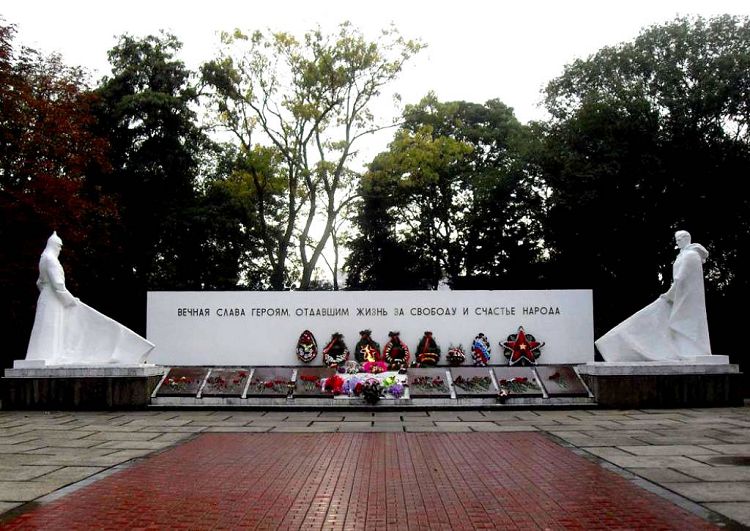 Основным памятником в сквере является Воинский Мемориал