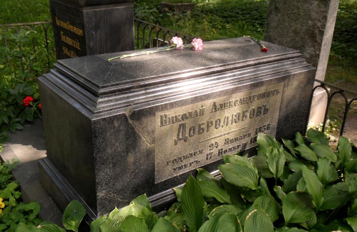 Могилы Белинского и Добролюбова на Волковском кладбище Петербурга