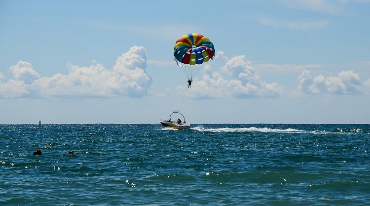 Одним из популярных пляжных развлечений является парасейлинг
