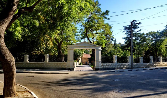 Вход сегодня на территорию армянского храма Сурб Саркис