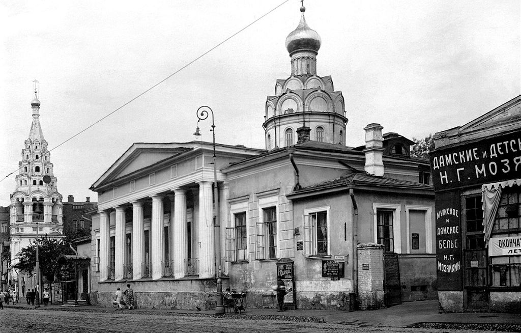 Сохранилась фотография дома № 14 на фоне также утраченного храма Николы Явленного