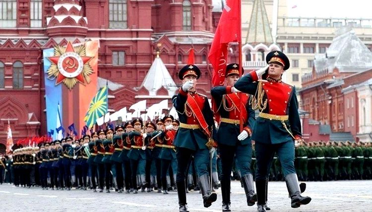 Самым красивым праздничным шествием является Парад Победы на Красной площади