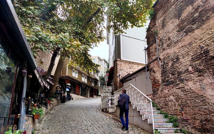 Прогулки по любым улицам исторических районов Стамбула несут много новых впечатлений