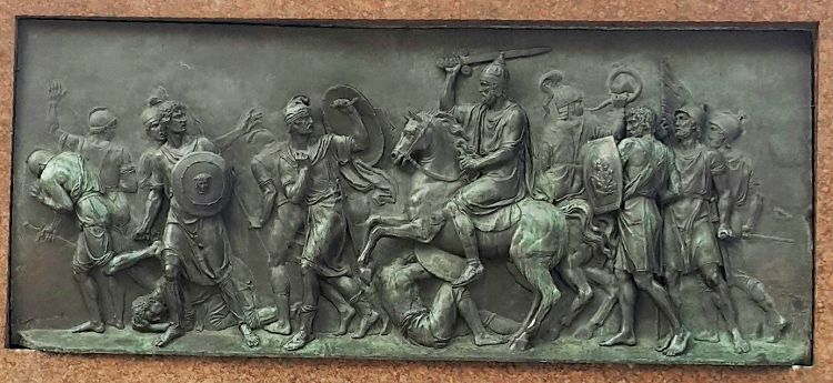 Обратная сторона постамента сдержит батальную сцену бегства поляков