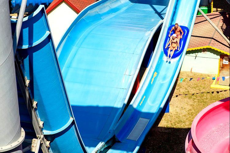 Спускаться по извилистым желобам