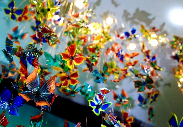 Порхающие бабочки светятся всеми красками, радостью и волшебством