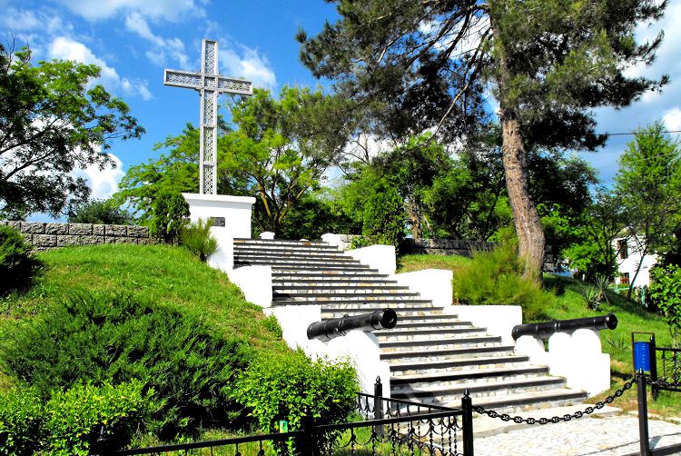 К Памятному кресту А.Осипова ежедневно приходят гости поселка