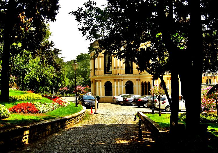 Все дворцовые сооружения находись в окружении прекрасного ландшафтного дизайна