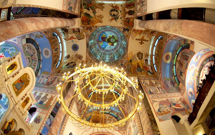 Внутреннее оформление Софийского собора довольно современно и богато