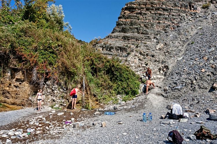 Пресная вода небольшими ручейками стекает прямо в море