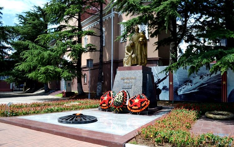 На Горке героев у Вечного огня установлен Памятник Неизвестному солдату 