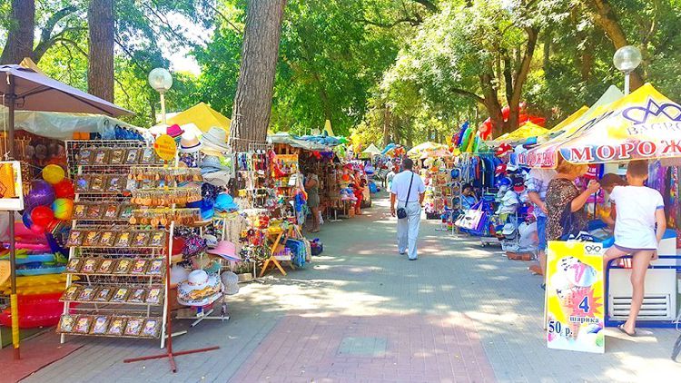 По дороге на пляж можно прикупить нужные пляжные принадлежности