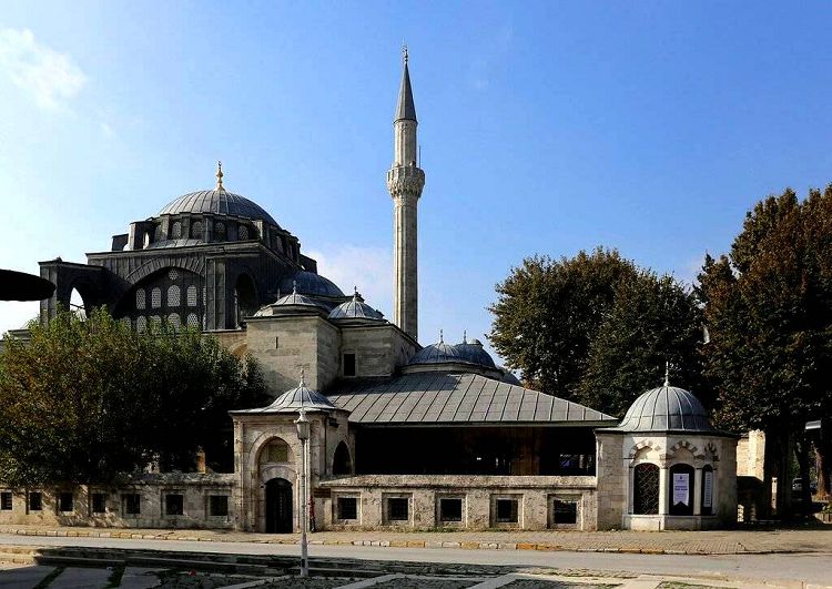 Комплекс Кылыч Али Паши находится вокруг одноименной мечети