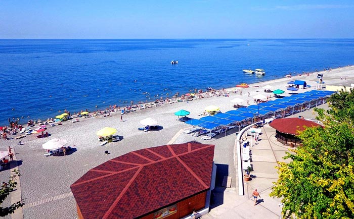 Санаторные пляжи довольно комфортны и весьма посещаемы