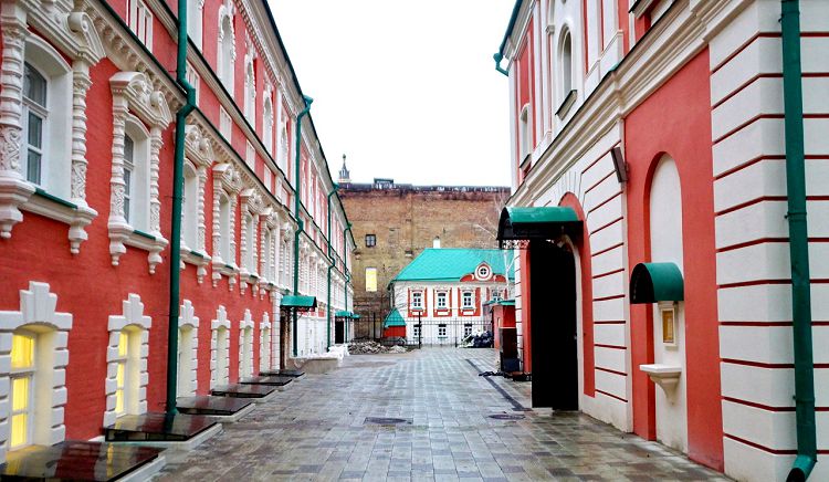 На небольшом храмовом дворике находятся очень симпатичные старинные объекты