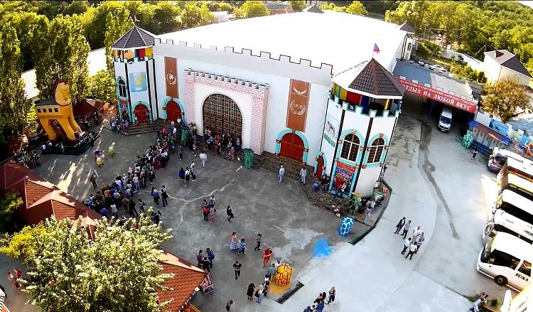 Конный театр "Колизей" развлекательного корпуса "Россия" пользуется повышенной популярностью