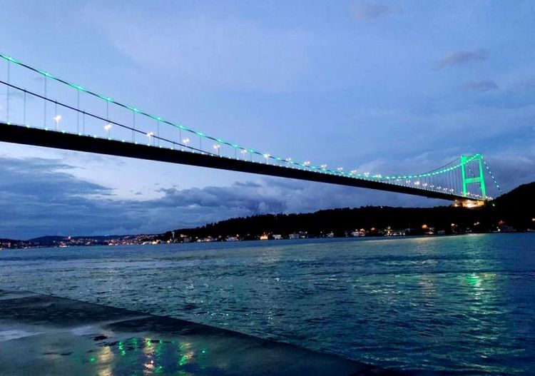 Босфорский мост - одна из интересных достопримечательностей Стамбула